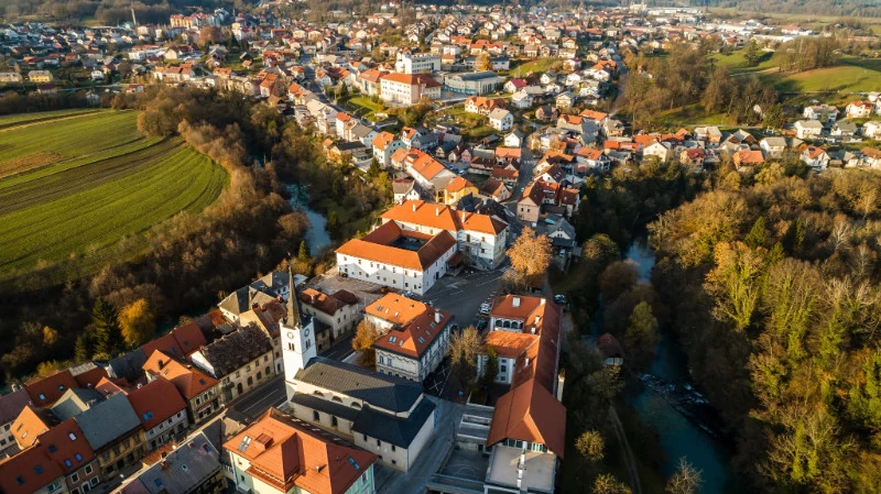 Črnomelj v zlati uri, pogled iz zraka na cerkev in reko Lahinjo