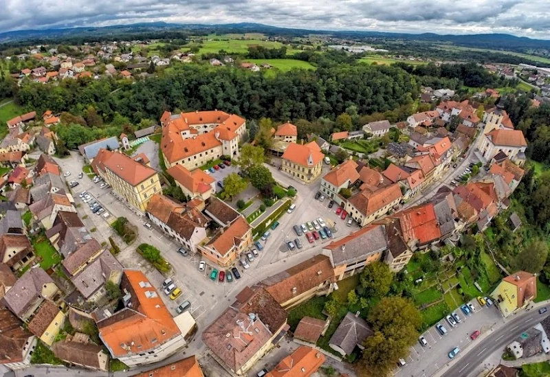 Metlika, pogled iz zraka na staro mestno jedro