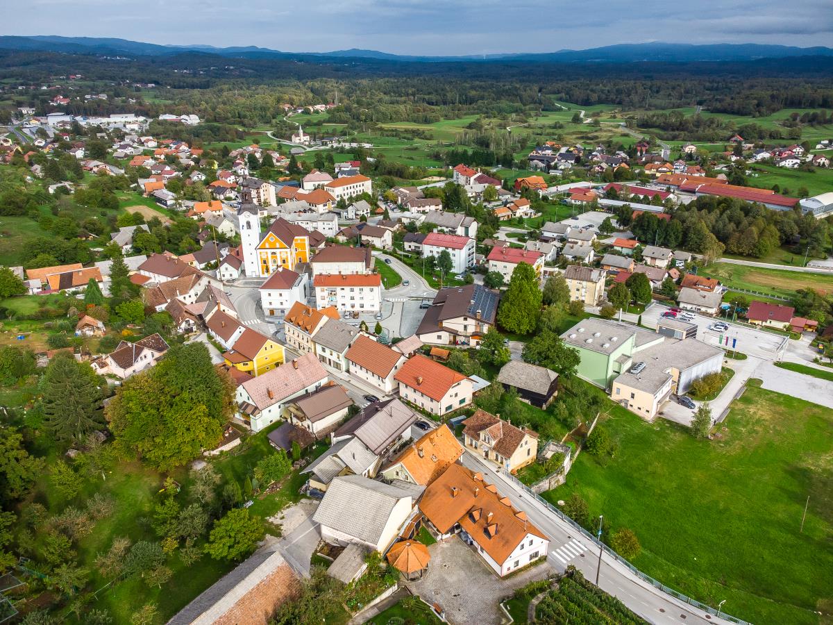 Semič, pogled iz zraka na vas in okoliške vinograde